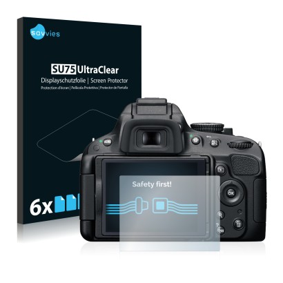 Parte frontal de un envase de producto con el logotipo de la marca Savvies. Al lado se muestra el dispositivo Nikon D5100 con 