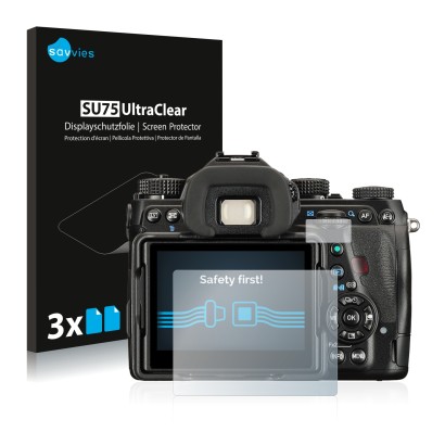 Face avant d’un emballage produit avec le logo de la marque Savvies. À côté, l’appareil Pentax K-1 Mark II est représenté avec