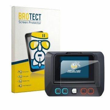 Parte frontal de un envase de producto con el logotipo de la marca BROTECT. Al lado se muestra el dispositivo SkyRc D8neo con 