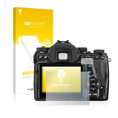 Parte frontal de un envase de producto con el logotipo de la marca upscreen. Al lado se muestra el dispositivo Pentax K-1 Mark