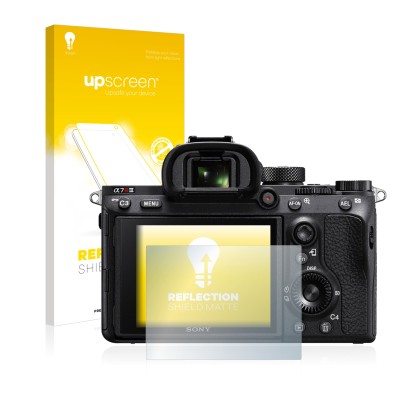 Face avant d’un emballage produit avec le logo de la marque upscreen. À côté, l’appareil Sony Alpha 7R III est représenté avec