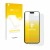 Vorderseite einer Produktverpackung mit dem Markenlogo upscreen. Daneben ist das Gerät Apple iPhone 15 Pro mit dem zugehörigen
