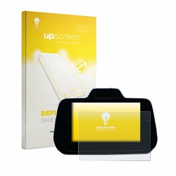 Face avant d’un emballage produit avec le logo de la marque upscreen. À côté, l’appareil Suzuki S-Cross 3. Generation 2024 - 2