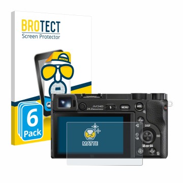 Face avant d’un emballage produit avec le logo de la marque BROTECT. À côté, l’appareil Sony Alpha 6000 est représenté avec la