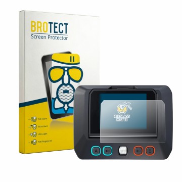 Parte frontal de un envase de producto con el logotipo de la marca BROTECT. Al lado se muestra el dispositivo SkyRc D8neo con 